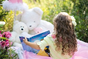 little-girl-reading-912380_1280